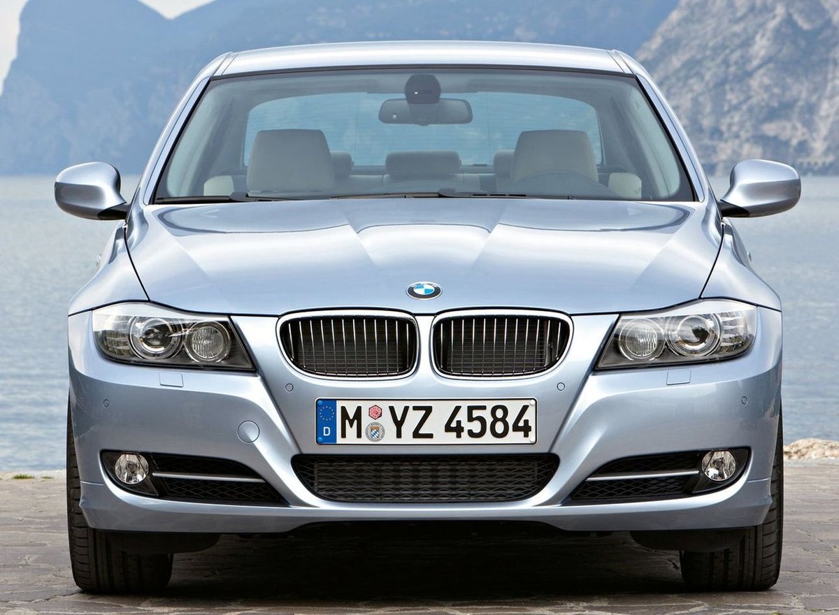 320i hero