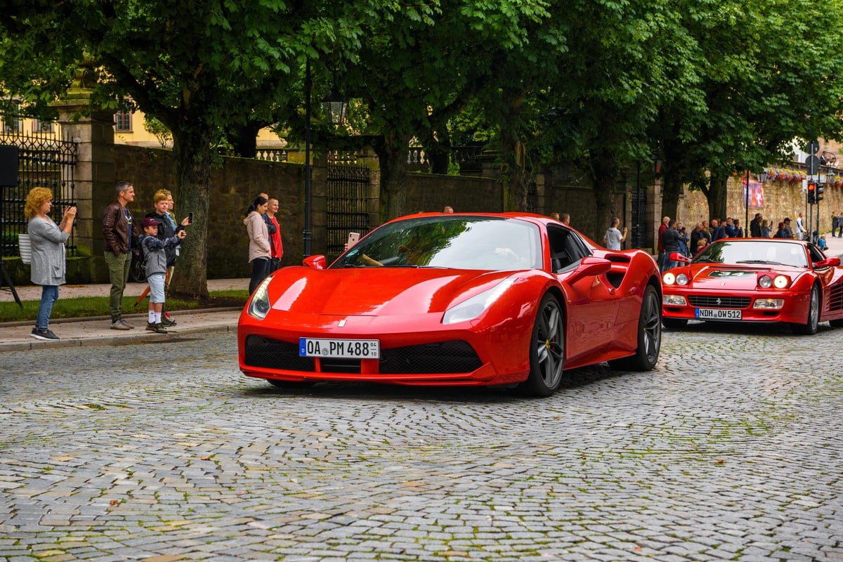 488 Pista hero