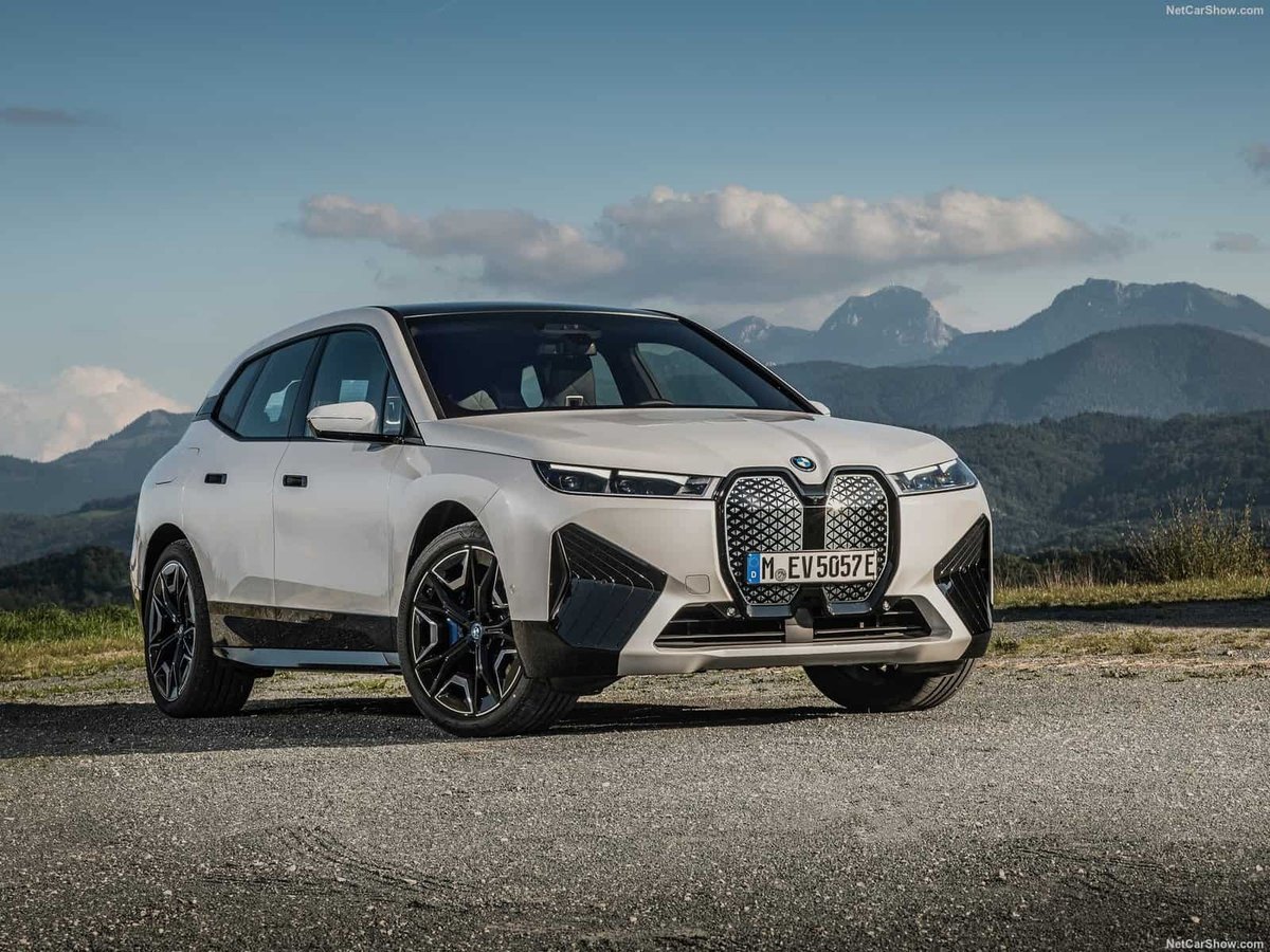 iX xDrive40 hero
