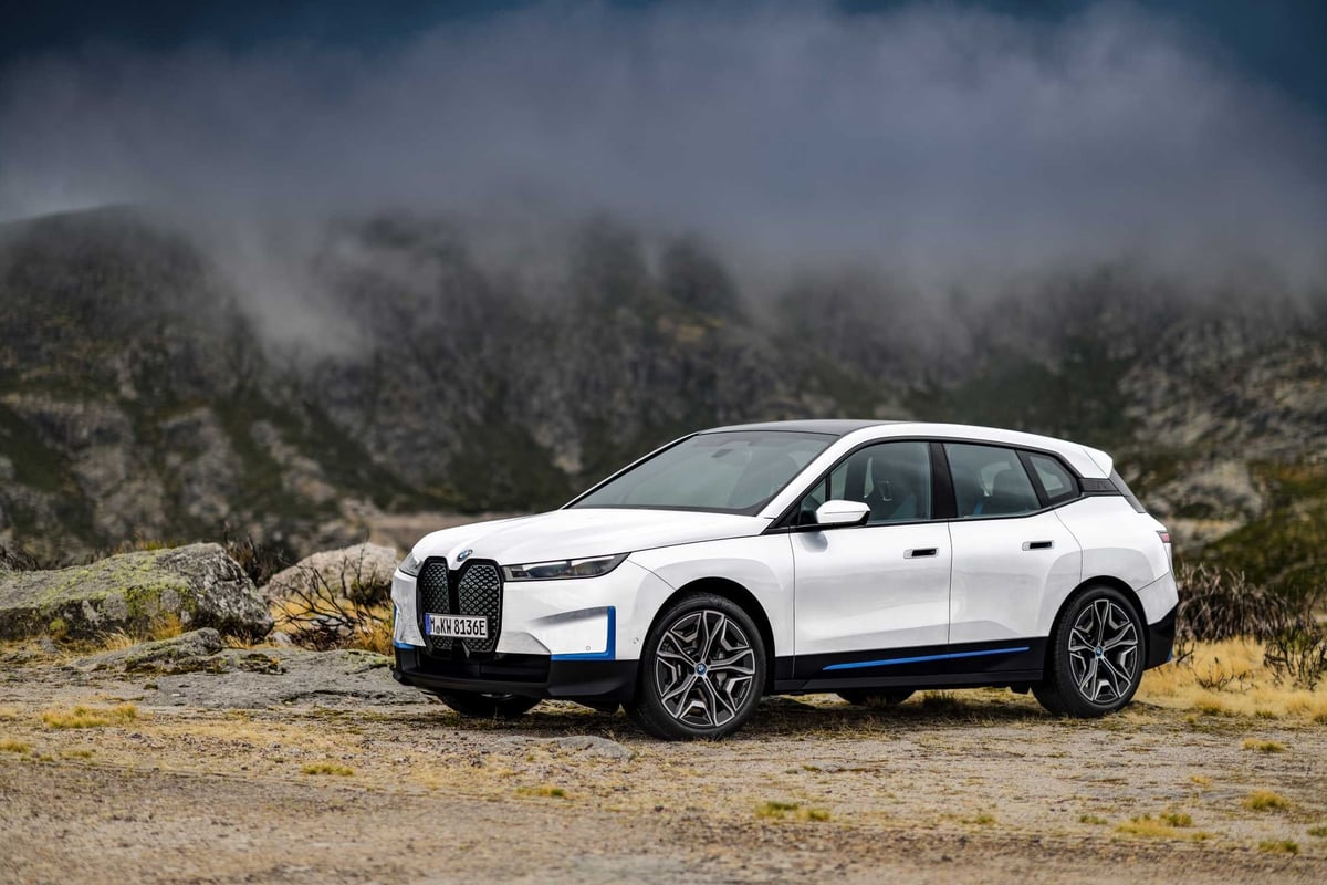 iX xDrive50 hero